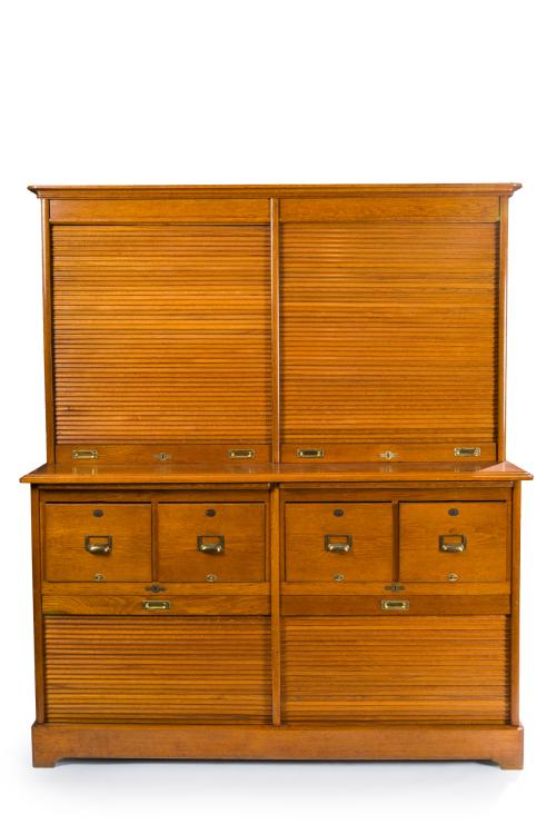 470 - <p><span class="object_title">Mueble de oficina o mueble archivador en madera de roble americano. C. 1900.</span><br></p>