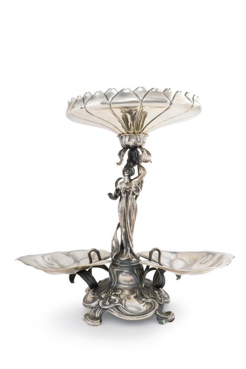 227 - <p><span class="object_title">Elegante centro de mesa modernista en metal plateado. C. 1900</span><br></p>