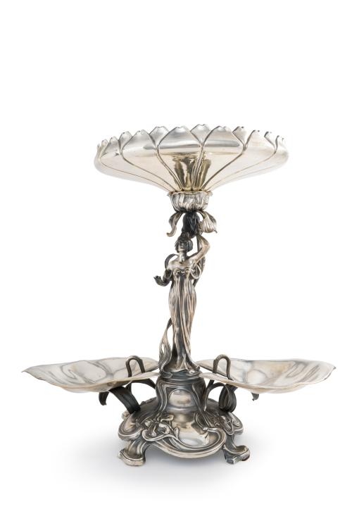 Elegante centro de mesa modernista en metal plateado. C. 19