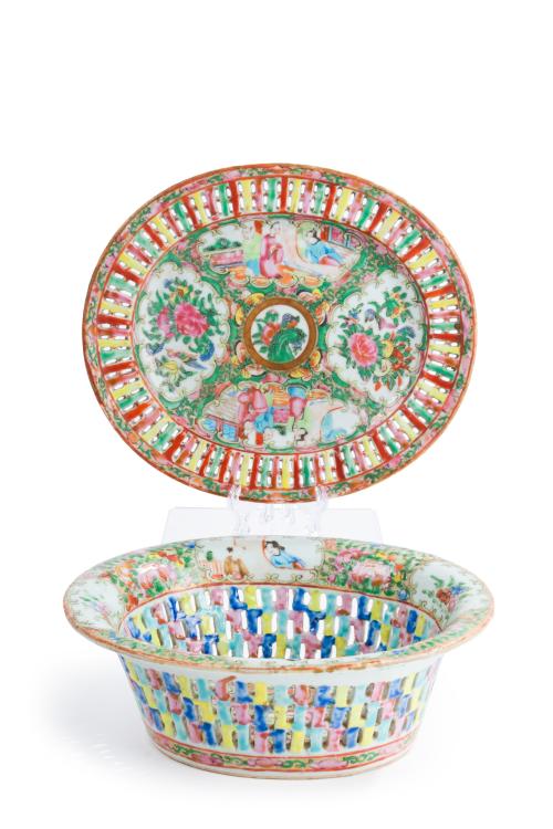 68 - <p><span class="object_title">Lote en porcelana china de Cantón, Familia Rosa, Dinastía Qing, S. XIX.<br/>Formado por: pequeña bandeja oval y centro de mesa.</span><br></p>