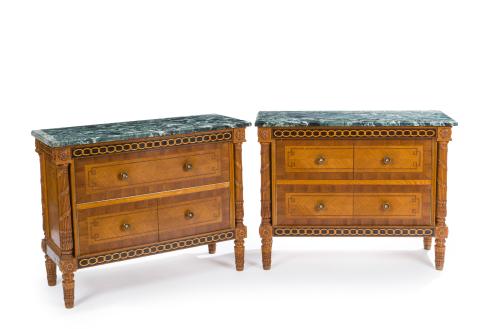 378 - <p><span class="object_title">Pareja de pequeñas cómodas de pasillo de estilo Luis XVI en madera de roble.</span><br></p>