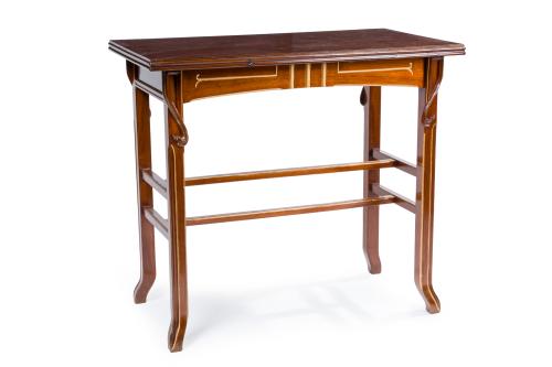 366 - <p><span class="object_title">Mesa de centro modernista, C. 1900, en madera tallada y pintada con decoración vegetal. Patas unidas por doble travesaño. <br/></span><br></p>
