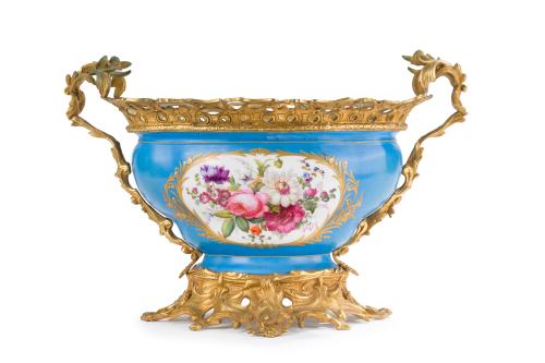 288   -  <p><span class="object_title">Jardinera en porcelana de estilo Sèvres, Francia, S. XIX. </span><br></p>