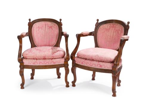 410 - <p><span class="object_title">Pareja de butacas historicistas en madera tallada con decoración vegetal y tapicería damasquinada en seda rosa. </span><br></p>