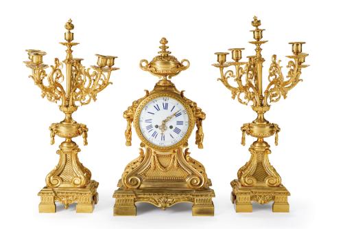 111   -  <p><span class="object_title">Guarnición de reloj y dos candelabros en bronce dorado. Francia, finales S. XIX.</span><br></p>