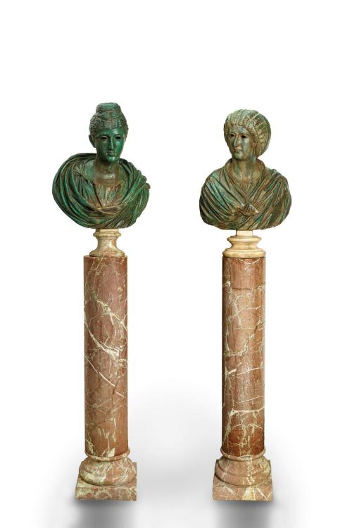 47   -  <p><span class="object_title">Pareja de bustos clásicos de damas grecorromanas en bronce patinado sobre peanas y pedestales en mármol rosa veteado. Finales, S. XIX.<br/></span></p>
