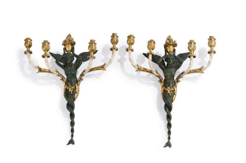 129 - <p><span class="object_title">HERRAIZ<br/>Pareja de apliques de cuatro luces en bronce pavonado y pintado con sirenas aladas en el fuste soteniendo un cesto con frutos. </span><br></p>