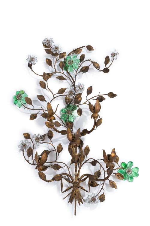 210   -  <p><span class="object_title">PEDRO TENDERO<br/>Gran aplique de forma vegetal de 5 luces en metal dorado con aplicaciones de cristales de colores formando flores. Remate de lazo.</span><br></p>