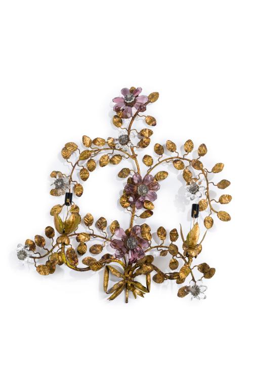 434 - <p><span class="object_title">PEDRO TENDERO<br/>Aplique de forma vegetal de dos luces en metal dorado con aplicaciones de cristal formando flores. Remate de lazo.<br/></span><br></p>