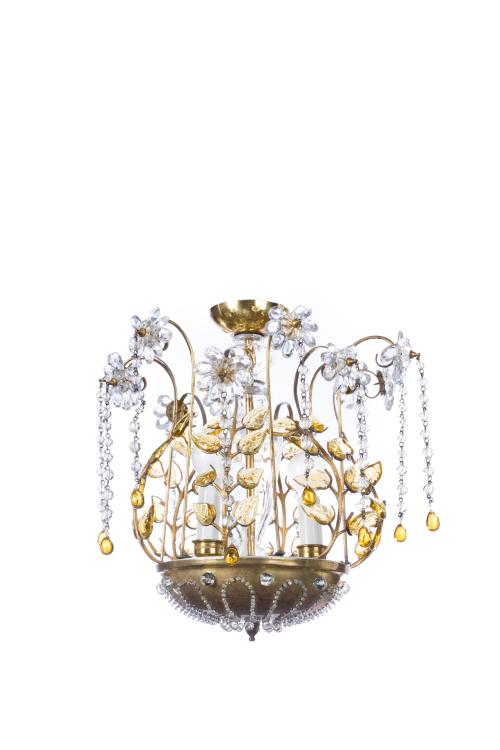 131 - <p><span class="object_title">PEDRO TENDERO<br/>Lámpara de techo en metal dorado en cristal incoloro y ámbar con aplicaciones de flores, hojas y cuentas. </span><br></p>