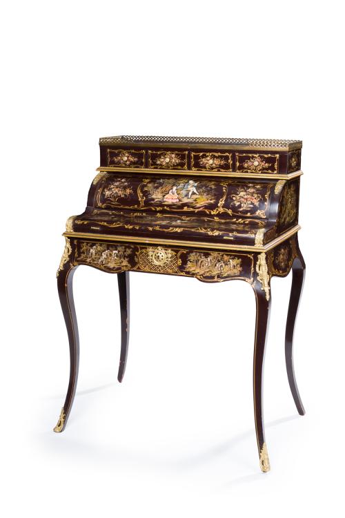 323 - <p><span class="object_title">Escritorio de dama isabelino, S. XIX.<br/>En madera ebonizada con escenas galantes pintadas, detalles en dorado e incrustaciones de madreperla. Tapa abatible con gavetas interiores y cajones superiores. Aplicaciones en bronce dorado y galería superior calada.</span><br></p>
