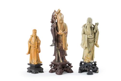 15 - <p><span class="object_title">Lote de tres figuras chinas de sabios talladas en piedras de jabón. C. 1900.</span><br></p>