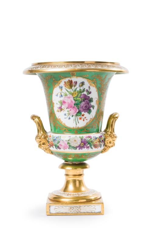 284 - <p><span class="object_title">Copa en porcelana Viejo Paris, S. XIX. <br/>Decoración esmaltada de flores en reserva y friso con detalles en dorado. Asas terminadas en cabezas de faunos. <br/></span><br></p>