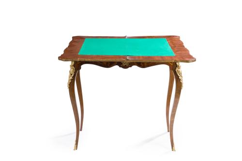 Mesa de juego estilo Luis XV.