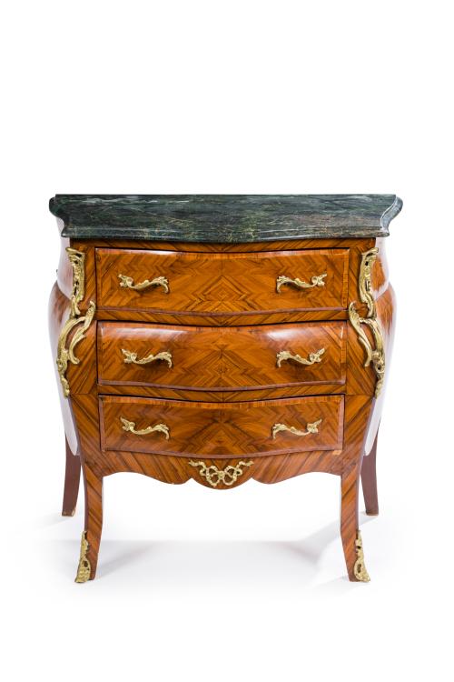 185   -  <p><span class="object_title">Cómoda bombé estilo Luis XV, Francia, S.XIX.</span><br></p>