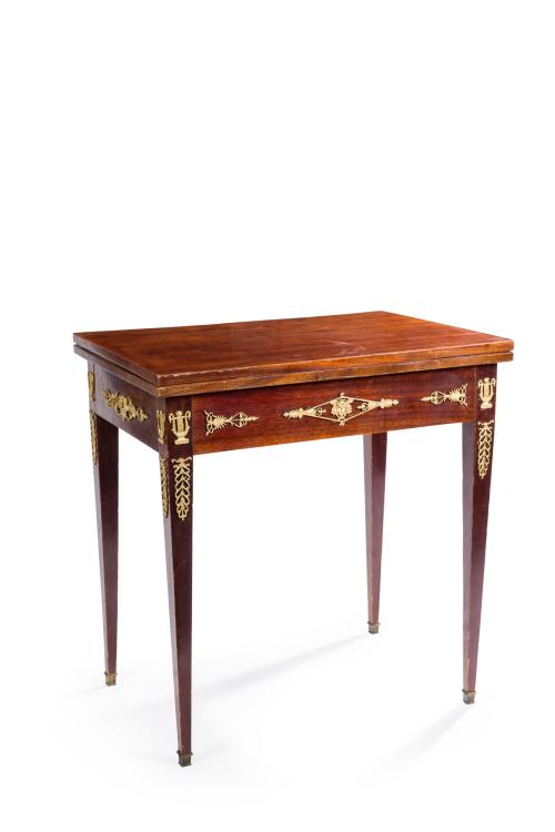 240   -  <p><span class="object_title">Mesa de juego estilo Imperio.</span><br></p>