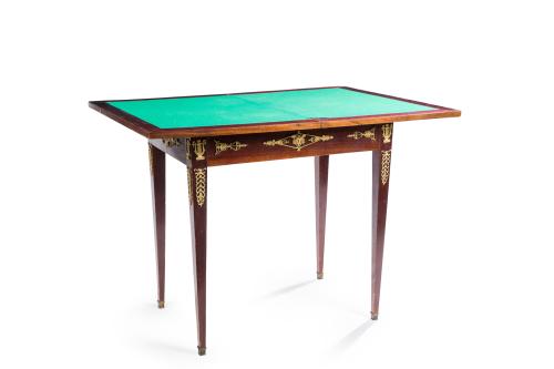 Mesa de juego estilo Imperio.