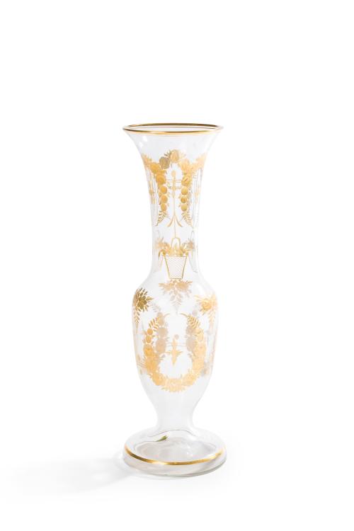 341 - <p><span class="object_title">Elegante jarrón en vidrio soplado con decoración dorada al fuego de guirnaldas de rosas y cestas de flores. Primer Imperio francés, Ppios S. XIX. </span><br></p>