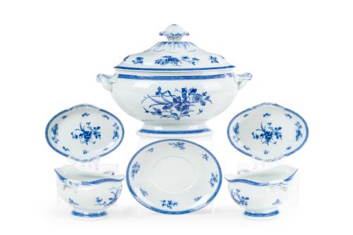 402   -  <p><span class="object_title">Juego de dos salseras y rabanera en porcelana de Vista Alegre.</span><br></p>