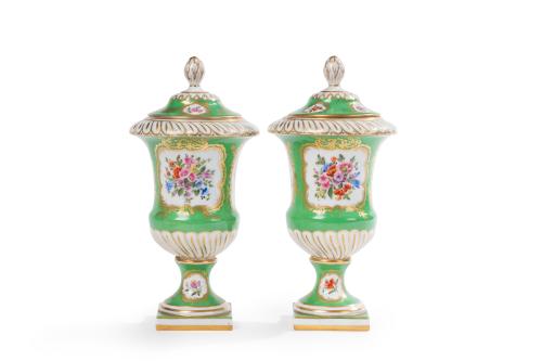 277   -  <p><span class="object_title">Pareja de copas con tapa en porcelana europea de estilo isabelino</span><br></p>