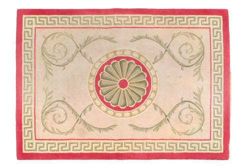 132 - <p><span class="object_title">Alfombra de estilo neoclásico en lana. Medallón central sobre campo beige y cenefa con greca clásica. </span><br></p>