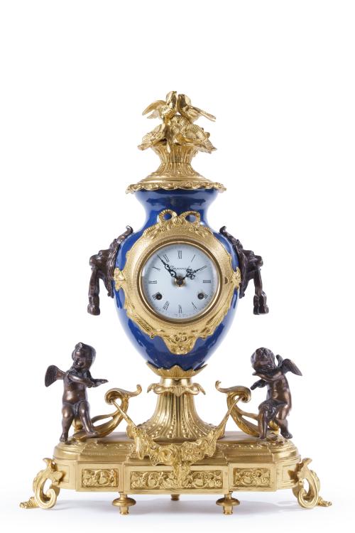 271   -  <p><span class="object_title">Reloj de sobremesa estilo Luis XVI., S. XX</span><br></p>