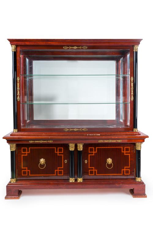 350   -  <p><span class="object_title">Mueble vitrina expositor de estilo Imperio, S. XX.</span><br></p>