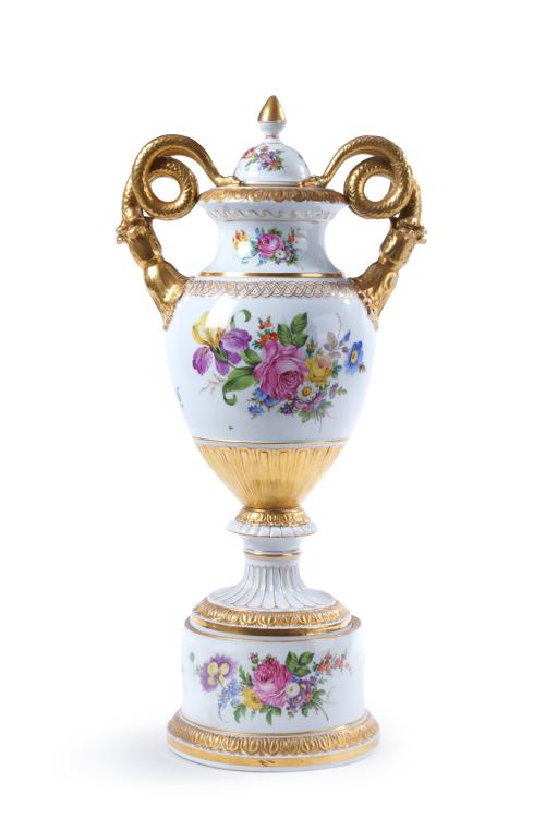 206   -  <p><span class="object_title">Jarrón en porcelana europea, S. XX. </span><br></p>