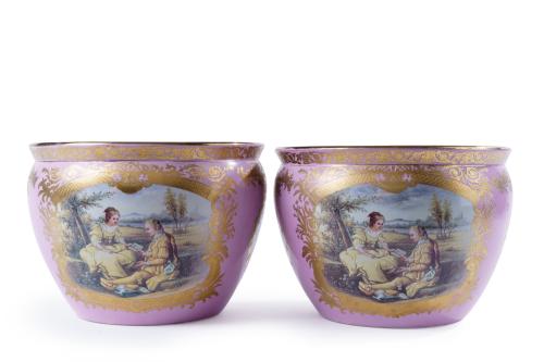 Pareja de peceras en porcelana policromada y dorada. 