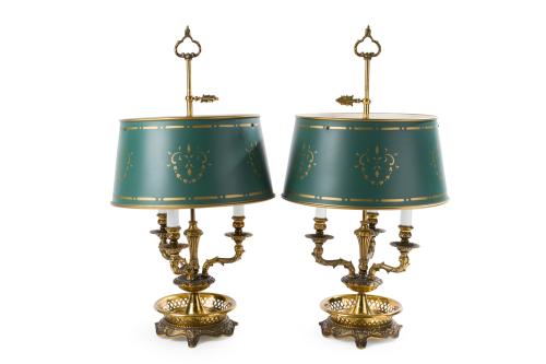 22 - <p><span class="object_title">Pareja de lámparas de biblioteca en bronce y latón dorado con tres brazos de luz.</span><br></p>