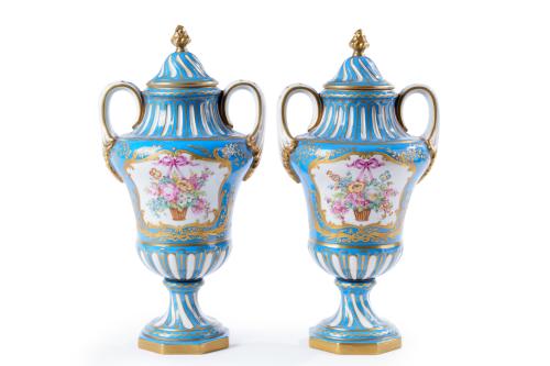 261   -  <p><span class="object_title">Pareja de jarrones con tapa estilo neoclásico. </span><br></p>