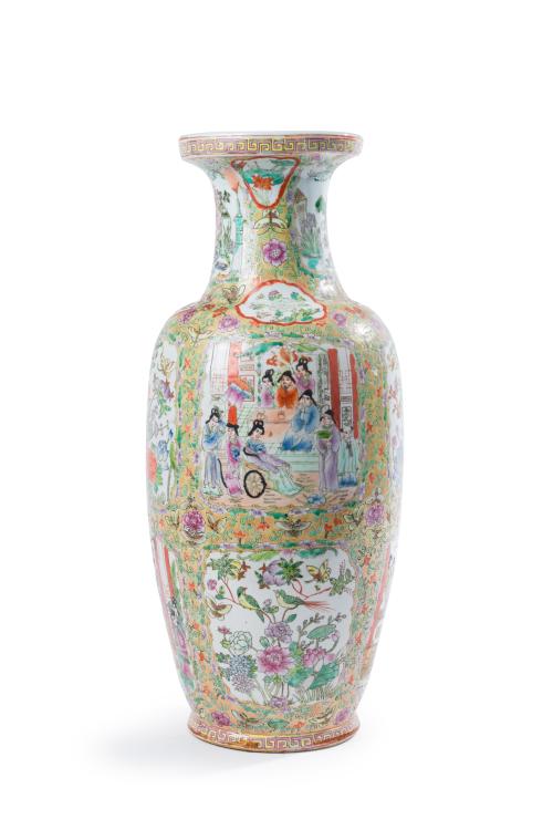 302   -  <p><span class="object_title">Jarrón en porcelana china, Cantón mediados S. XX.</span><br></p>