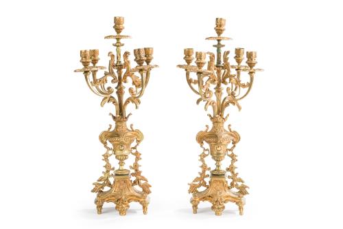 209   -  <p><span class="object_title">Pareja de candelabros de cinco luces estilo Napoleón III. <br/>Fuste de copa clásica y decoración ecléctica.</span><br></p>