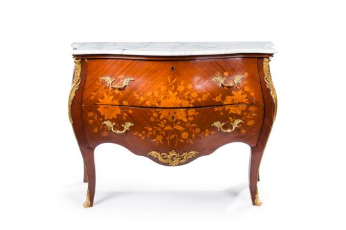 211   -  <p><span class="object_title">Comoda bombé estilo Luis XV, C. 1900</span><br></p>