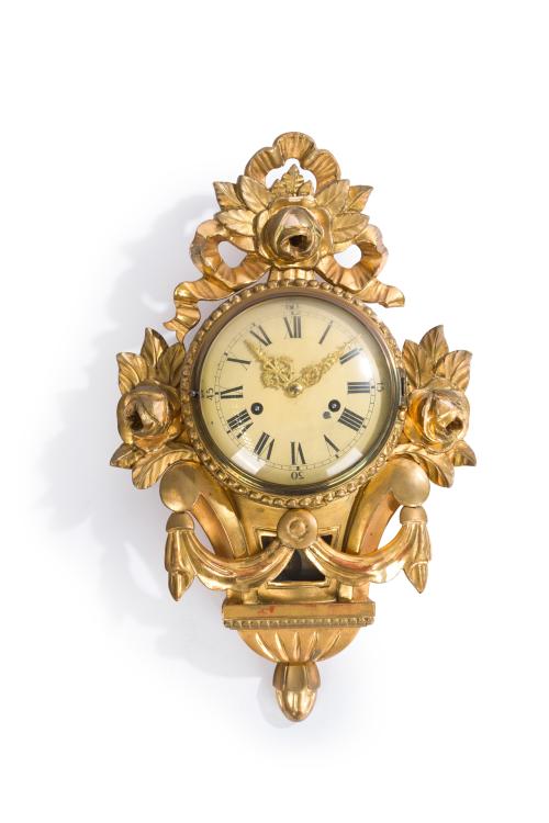 407   -  <p><span class="object_title">Pequeño reloj isabelino en madera tallada y dorada, S. XIX.</span><br></p>