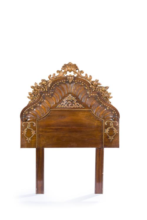 280   -  <p><span class="object_title">Pareja de cabeceros en madera de nogal tallada y sobredorada.</span><br></p>