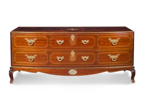 256   -  <p><span class="object_title">Gran aparador de estilo ecléctico en madera.</span><br></p>