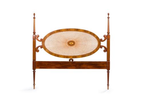 Cabecero de estilo neoclásico con centro oval en rejilla.