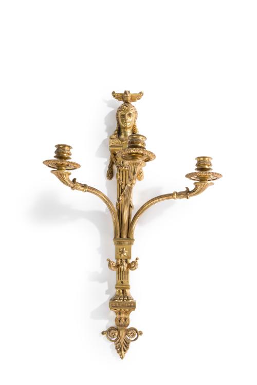 358   -  <p><span class="object_title">Aplique de tres luces de estilo Imperio con fuste de cariátide.</span><br></p>