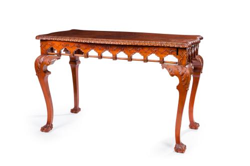 39   -  <p><span class="object_title">Mesa centro de estilo Chippendale, C. 1900.</span><br></p>