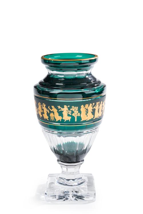 461 - <p><span class="object_title">VAL SAINT LAMBERT<br/>Jarrón en cristal moldeado y tallado, en tono verde incoloro con friso decorado con escenas clásicas sobre fondo esmerilado. <br/>Firmado.</span><br></p>
