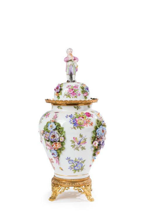 246   -  <p><span class="object_title">Jarrón con tapa en porcelana de Meissen, C. 1900. </span><br></p>