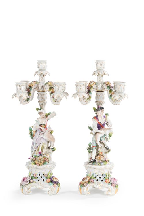 243 - <p><span class="object_title">Pareja de candelabros de cinco luces convertibles en candeleros en porcelana de Viena. S. XIX.</span><br></p>