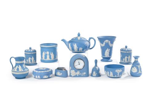 WEDGWOODLote formado por 12 piezas en loza inglesa Wedgwo
