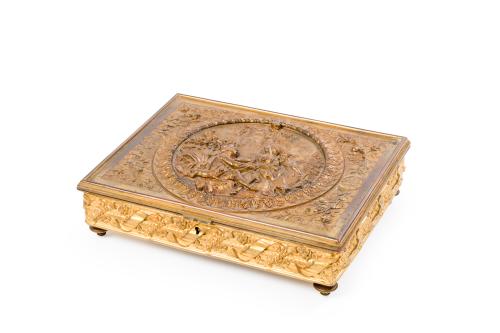 201   -  <p><span class="object_title">Caja-purera en bronce y latón dorado con tondo central representando una escena amorosa. <br/>Decoración de cintas y guirnaldas.</span><br></p>