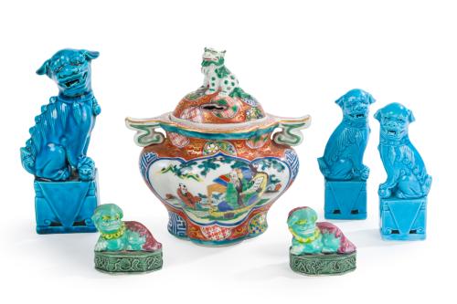 11 - <p><span class="object_title">Lote en porcelana china C. 1900 formado por: 3 leones de Foo vidriados en azul, incensario y pareja de pequeños leones de Foo.</span><br></p>