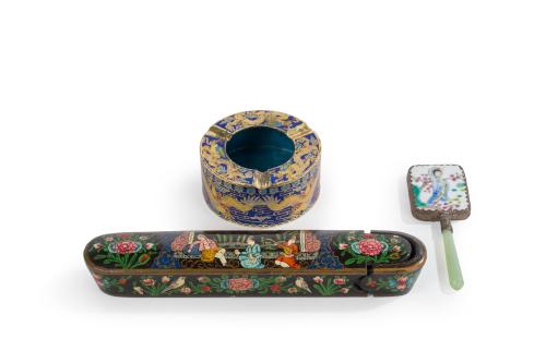 47 - <p><span class="object_title">Lote oriental formado por: cenicero en esmalte cloisoné, cajita para abanico en madera lacada en negro con decoración de escena cotidiana y pequeño espejo de dama con tapa en porcelana. </span><br></p>