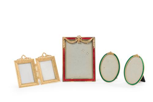 295 - <p><span class="object_title">Lote de cinco marcos de estilo neoclásico, uno de ellos dobles, en metal dorado y esmalte. </span><br></p>