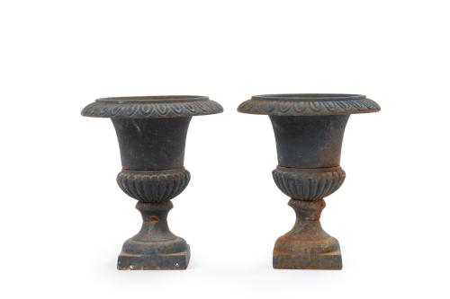 2   -  <p><span class="object_title">Pareja de pequeñas copas Medici en hierro fundido. </span><br></p>