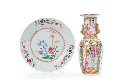 57 - <p><span class="object_title">Lote en porcelana china formada por plato Familia Rosa con decoración esmaltada de motivos florales y pequeño jarrón familia rosa Canton, China, S.XIX. </span><br></p>